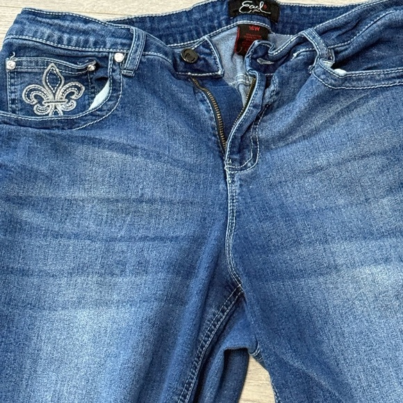 Earl Crop Denim Jeans with Embroidered Detail - Picture 2 of 10
